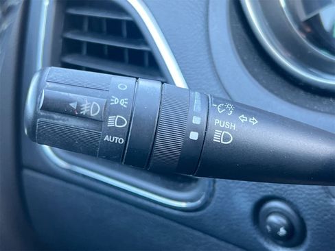 Used 2011 Chrysler 200 Limited image 26