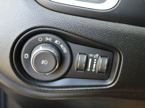 Used 2018 Jeep Renegade Latitude w/ UConnect 8.4 Nav Group image 26