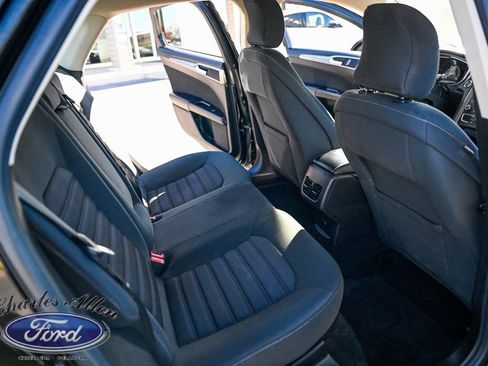 Used 2017 Ford Fusion SE w/ Fusion SE Technology Package image 14