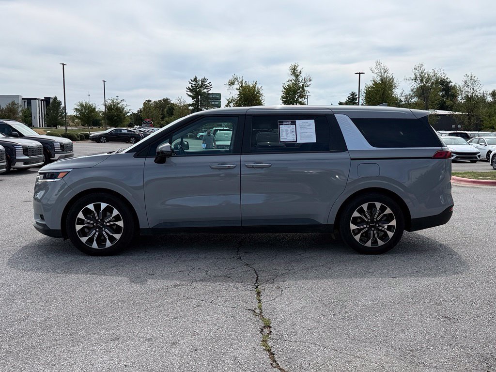 Used 2022 Kia Carnival EX FWD image 4