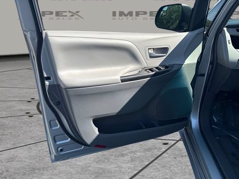Used 2015 Toyota Sienna LE FWD image 13