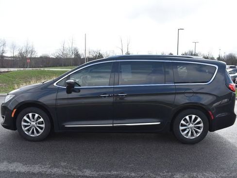 Used 2018 Chrysler Pacifica Touring-L Plus image 6