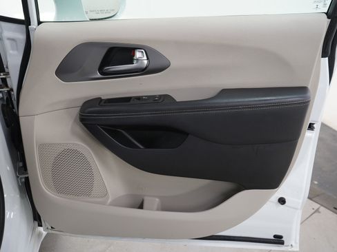 Used 2022 Chrysler Pacifica Touring-L w/ Uconnect Theater Family Group FWD image 12