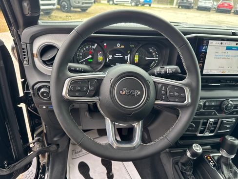 Used 2025 Jeep Wrangler Sahara image 22