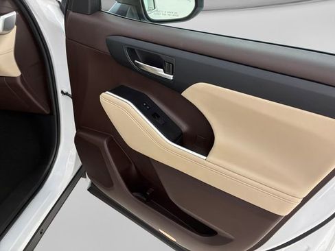 Used 2022 Toyota Highlander XLE image 15