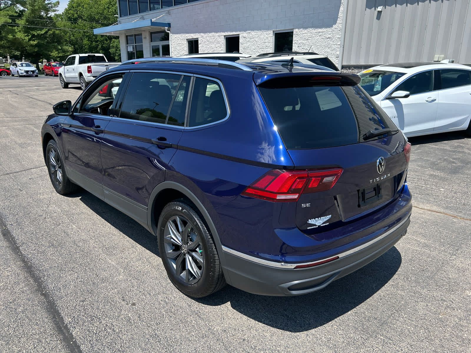 Used 2023 Volkswagen Tiguan SE w/ Panoramic Sunroof Package AWD/4WD image 5