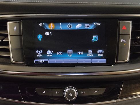 Used 2018 Buick Enclave Essence image 25