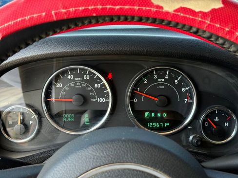 Used 2017 Jeep Wrangler Unlimited Sahara w/ Connectivity Group image 17