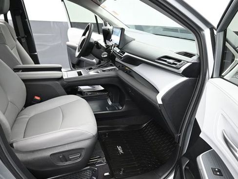 Used 2025 Toyota Sienna XLE FWD image 20