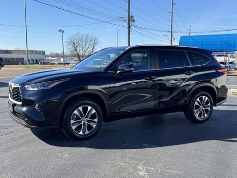 Used 2023 Toyota Highlander XLE image 3