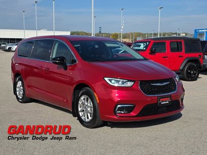 Used 2024 Chrysler Pacifica Touring-L