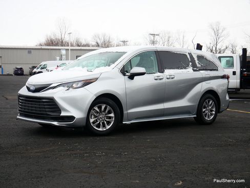 Used 2024 Toyota Sienna LE image 9