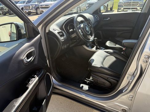 Used 2018 Jeep Compass Latitude w/ Cold Weather Group AWD/4WD image 5
