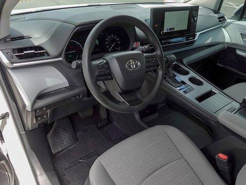 Certified 2025 Toyota Sienna LE FWD image 31
