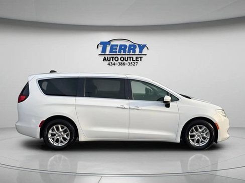 Used 2022 Chrysler Voyager LX FWD image 1