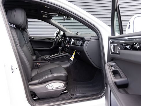 Certified 2026 Porsche Macan AWD/4WD image 32