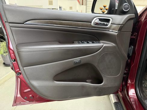 Used 2018 Jeep Grand Cherokee Overland AWD/4WD image 10
