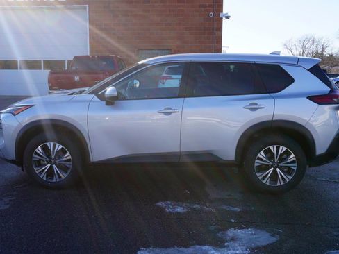 Used 2022 Nissan Rogue SV image 2