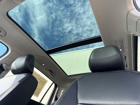 Certified 2023 Volkswagen Tiguan SE w/ Panoramic Sunroof Package image 32