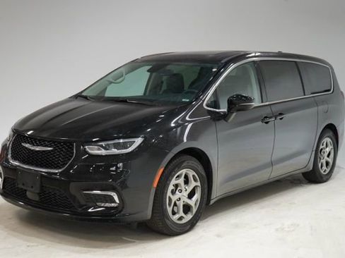 Used 2024 Chrysler Pacifica Limited image 3