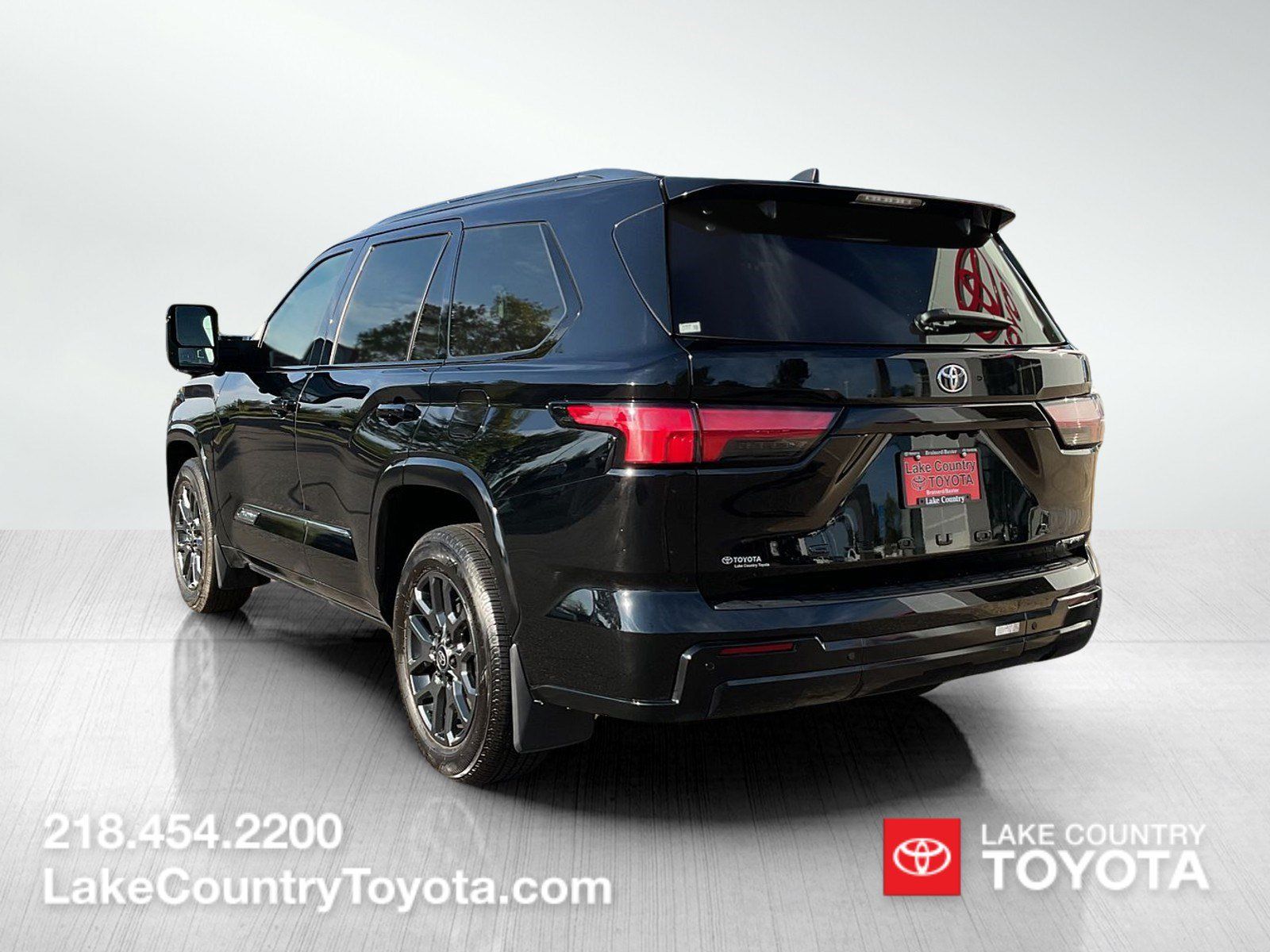 Used 2025 Toyota Sequoia Platinum AWD/4WD image 3