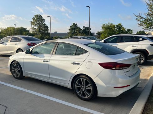Used 2017 Hyundai Elantra Limited w/ Limited Ultimate Package 09 FWD image 9