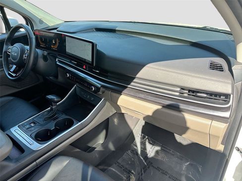 Used 2025 Kia Carnival image 31