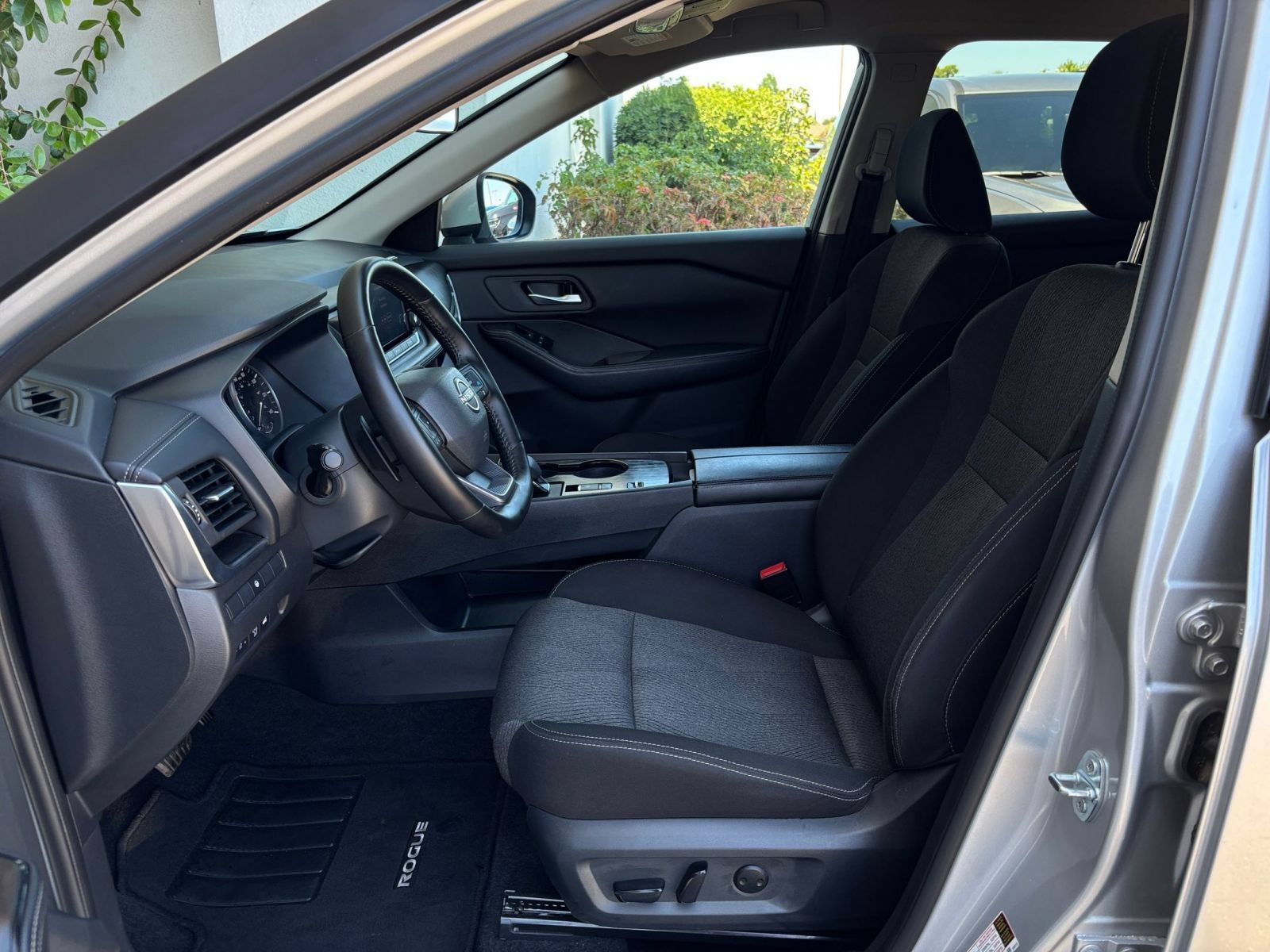 Used 2025 Nissan Rogue SV FWD image 28