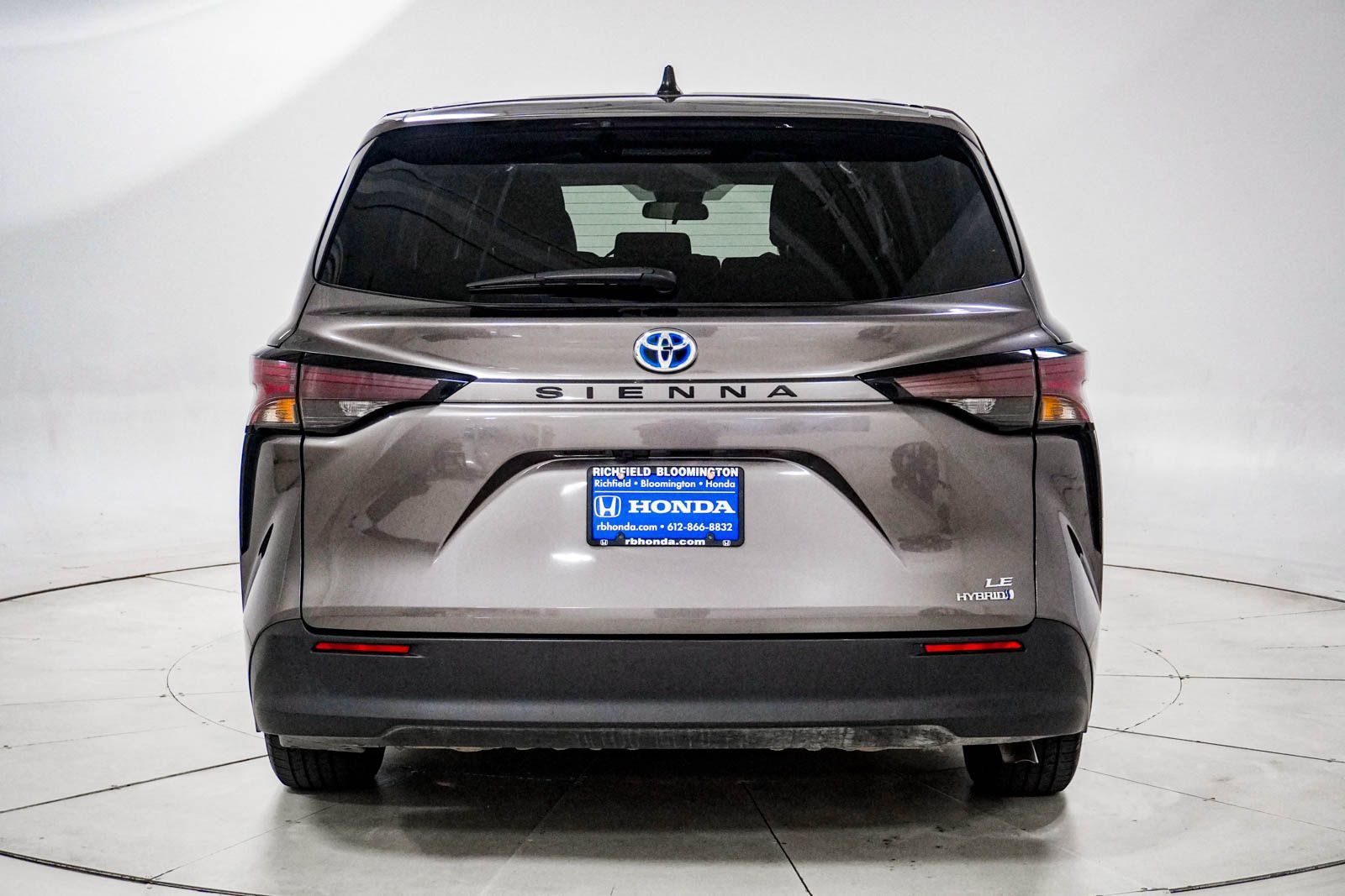 Used 2024 Toyota Sienna LE FWD image 7