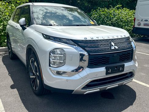 Used 2023 Mitsubishi Outlander SE AWD/4WD image 1