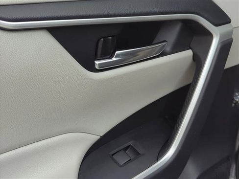 Used 2021 Toyota RAV4 XLE w/ Convenience Package FWD image 8