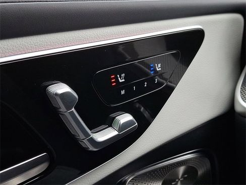 Used 2025 Mercedes-Benz GLC 300 4MATIC image 25