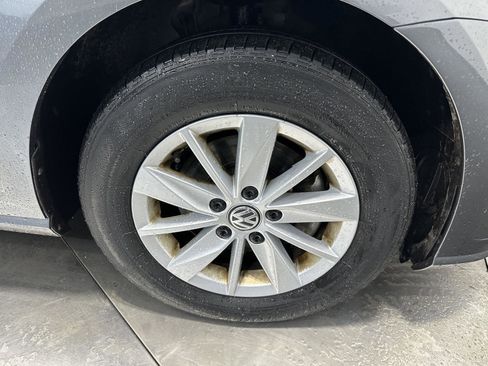 Used 2019 Volkswagen Golf S image 11