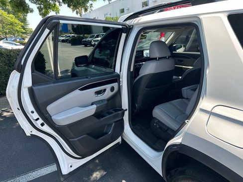 Used 2025 Honda Pilot Touring image 11