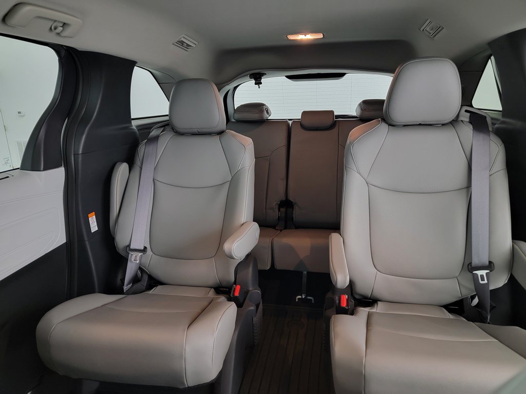 Used 2025 Toyota Sienna XLE w/ XLE Plus Package AWD/4WD image 13