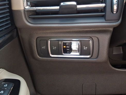 Used 2021 Lincoln Corsair AWD w/ Equipment Group 101A image 23