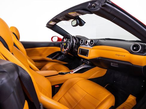 Used 2016 Ferrari California T image 23