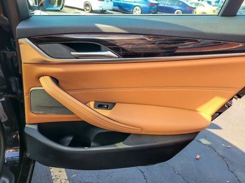 Used 2023 BMW 530e xDrive w/ Premium Package image 22