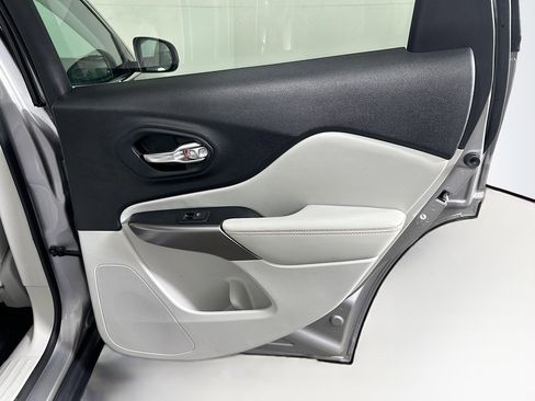 Used 2022 Jeep Cherokee Latitude Lux image 32