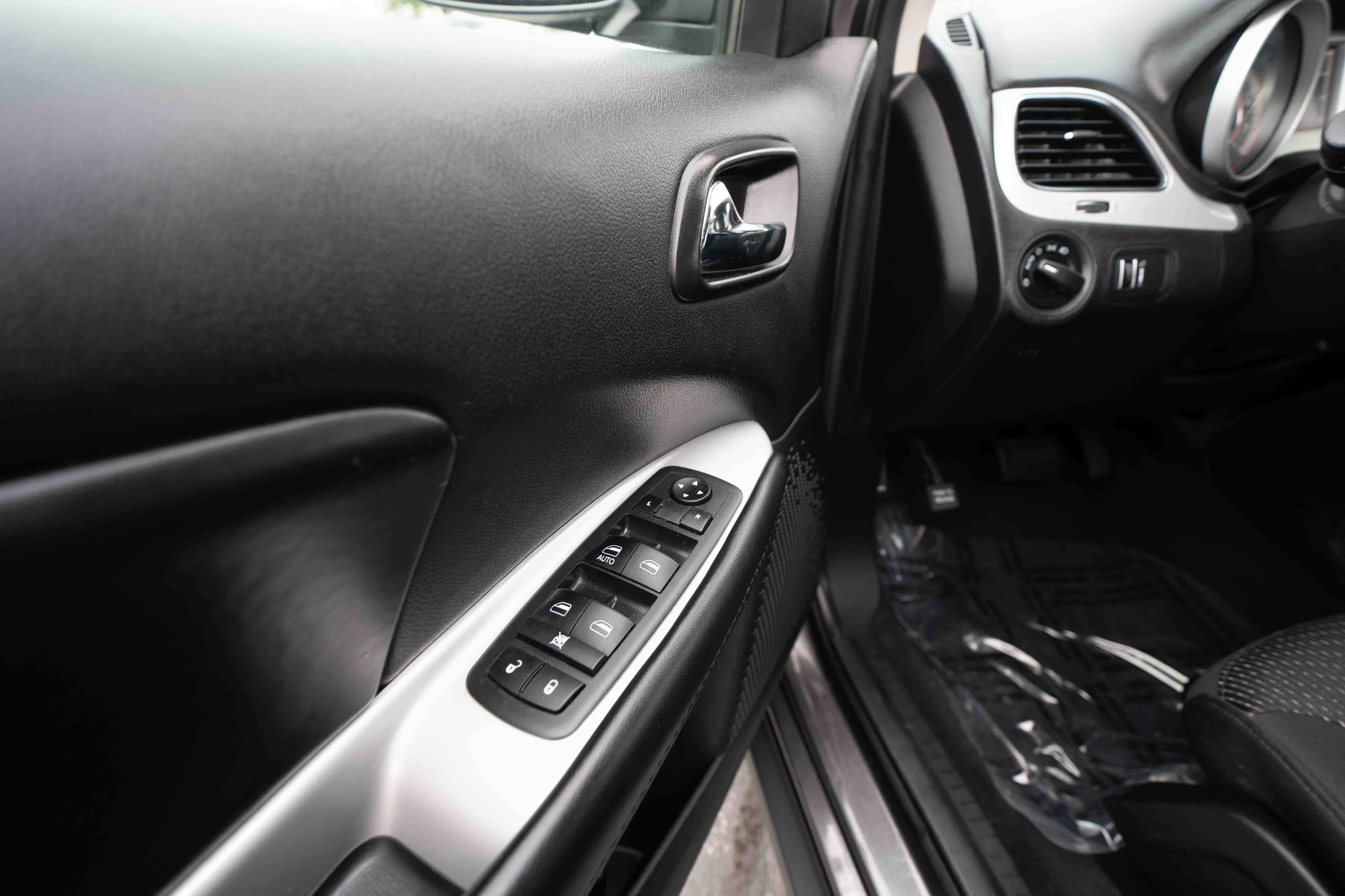 Used 2019 Dodge Journey SE FWD image 7