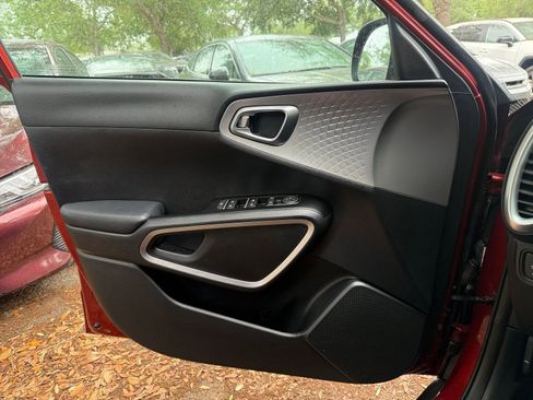 Used 2025 Kia Soul LX w/ LX Technology Package image 18