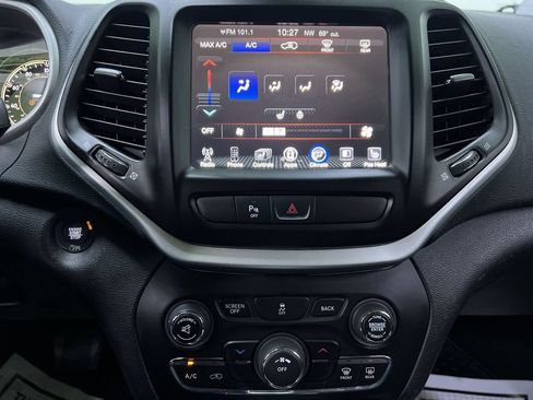 Used 2018 Jeep Cherokee Latitude Plus w/ Cold Weather Group FWD image 24