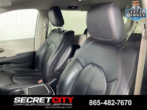 Used 2017 Chrysler Pacifica Touring-L Plus w/ Tire & Wheel Group FWD image 10