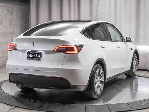 Used 2023 Tesla Model Y AWD image 4