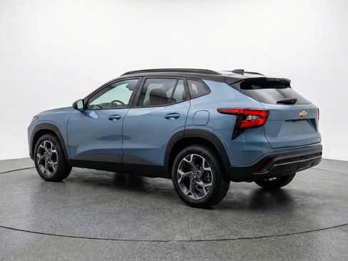 Used 2025 Chevrolet Trax LT FWD image 6