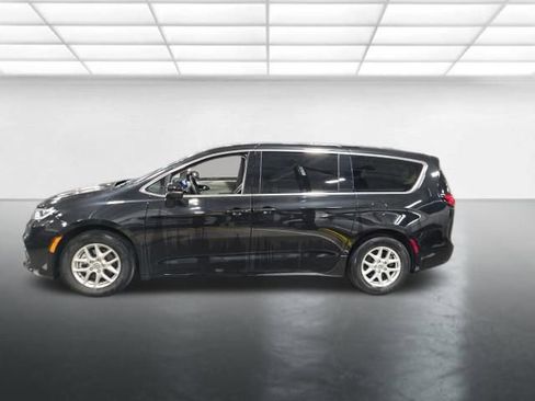Used 2023 Chrysler Pacifica Touring-L FWD image 7
