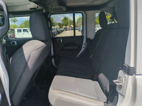 Used 2025 Jeep Wrangler Unlimited Sahara AWD/4WD image 15