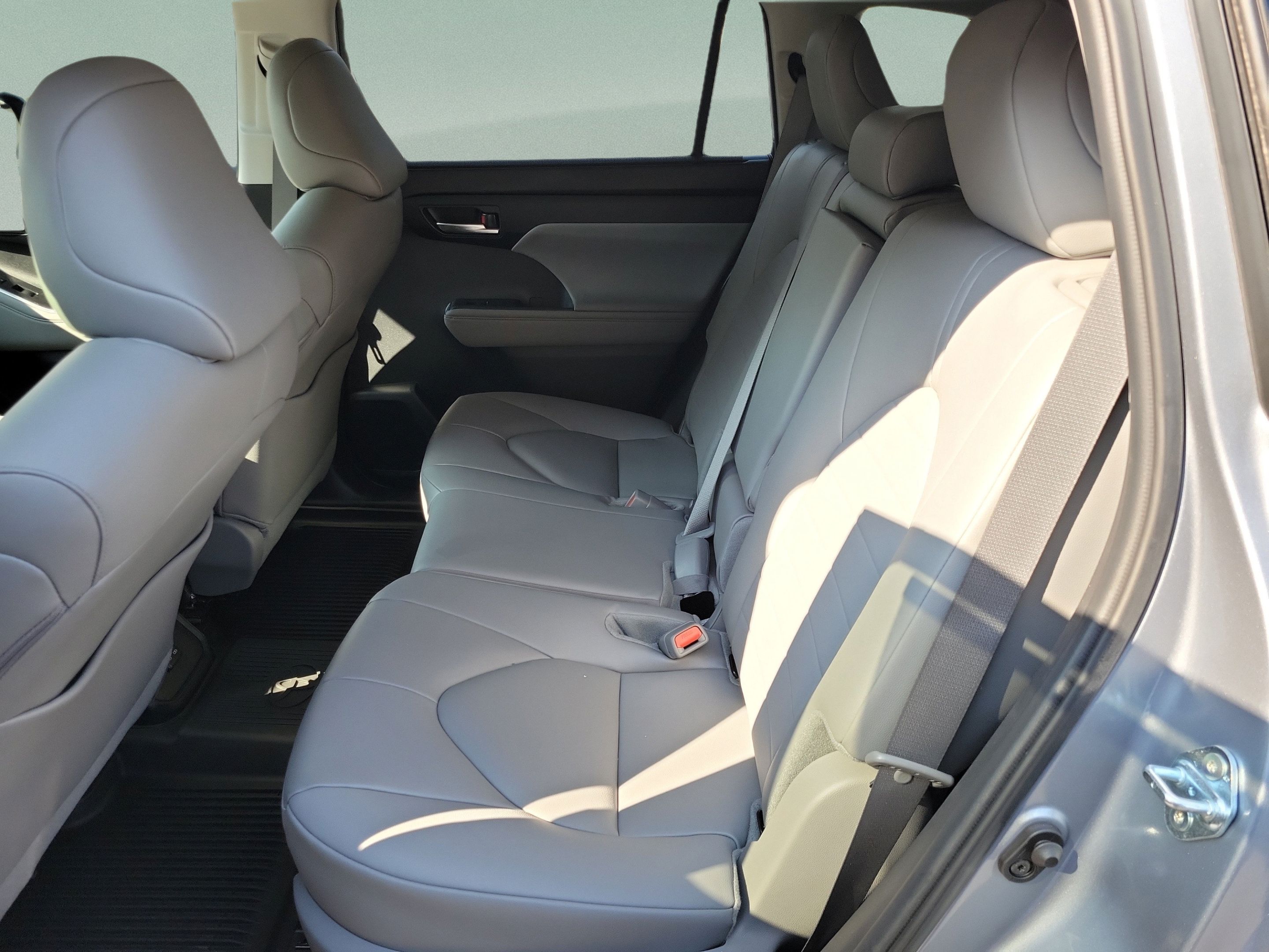 Used 2024 Toyota Highlander XLE FWD image 23