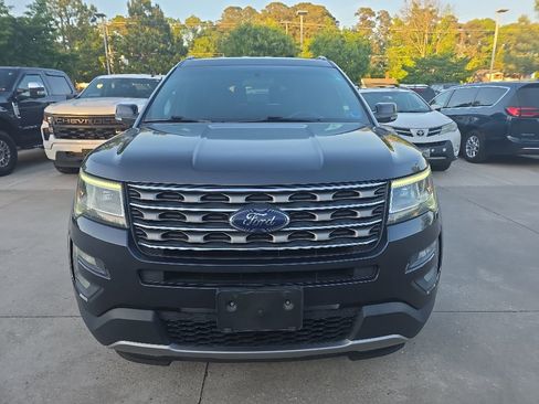 Used 2017 Ford Explorer XLT FWD image 3