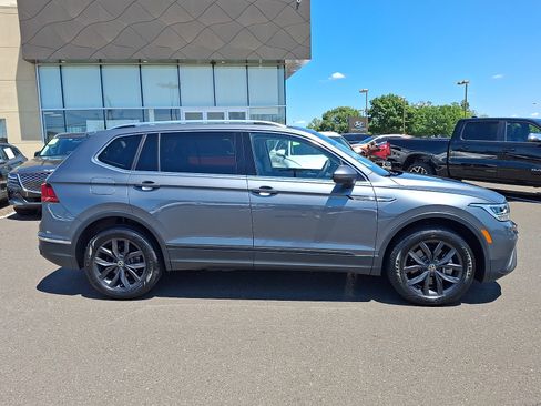 Used 2024 Volkswagen Tiguan SE w/ Panoramic Sunroof Package FWD image 7